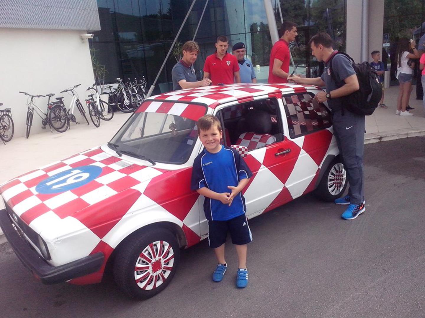 No kada je pročitao dirljivi apel roditelja male Mile Rončević kojoj, da bi imala šansu za život, treba liječenje u SAD-u teško tri milijuna dolara, odmah ga je ponudio – HNS-u.