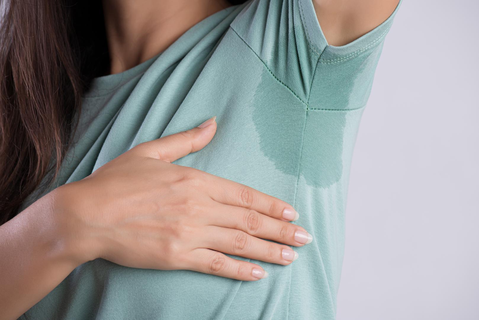 Naš znoj zapravo nema miris: Ako mislite da znoj smrdi, ne mislite dobro. Znoj sam po sebi ne smrdi. To je interakcija s bakterijama na našoj koži koja uzrokuje tjelesni miris. Ne brinite, ovo je sasvim normalno. Ove bakterije se javljaju prirodno i jednostavno uspijevaju u 'najznojnijim' dijelovima našeg tijela.