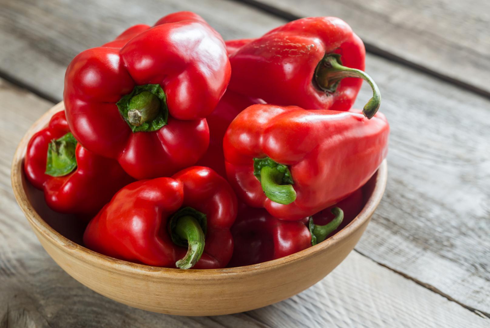 Crvena paprika: Crvena paprika izuzetno je bogata vitaminom C, koji je organizmu potreban za stvaranje kolagena. Vitamin C ujedno poboljšava apsorpciju željeza iz namirnica biljnog podrijetla, što je još jedan razlog da je kombinirate s mahunarkama. Možete je jesti sirovu, dodati salatama ili poslužiti uz humus kao jednostavan međuobrok.