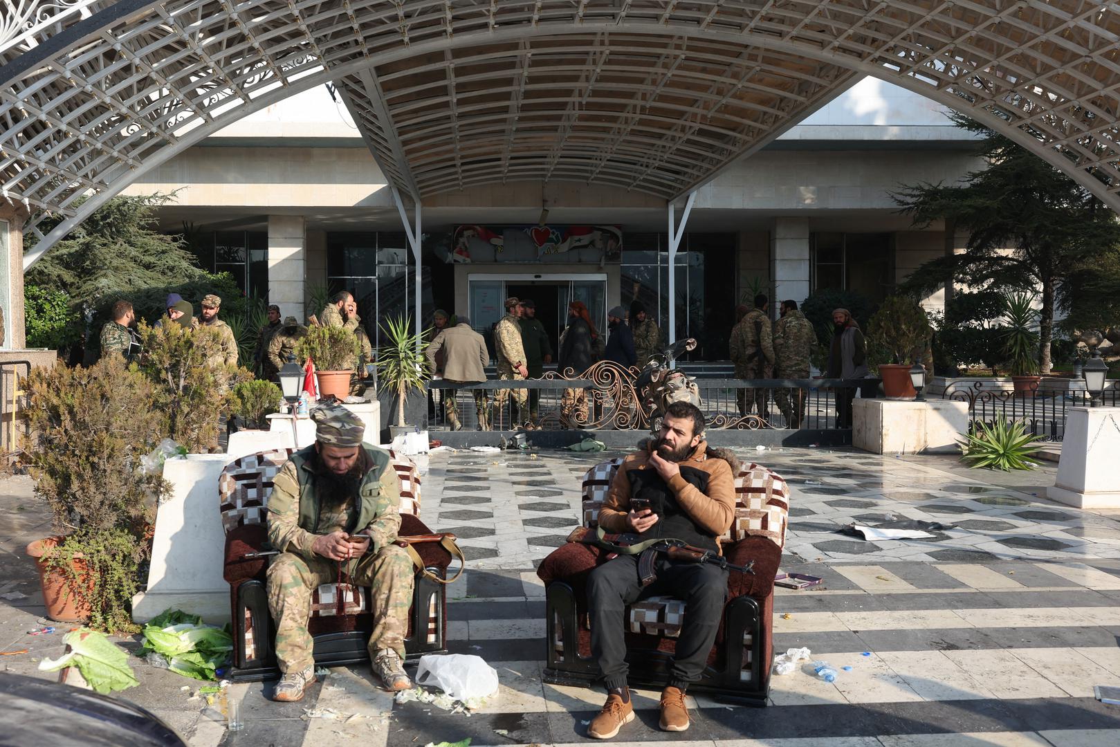 Pobunjenici su izjavili da su oslobodili zatvorenike iz režimskih zatvora, a slavlje je uslijedilo u Damasku, uz pucnjavu u zrak. 