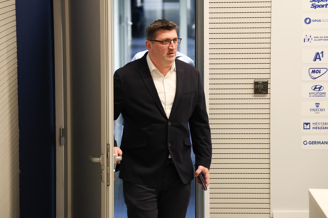 Osijek: Predstavljanje novog trenera NK Osijeka Tomislava Radotića