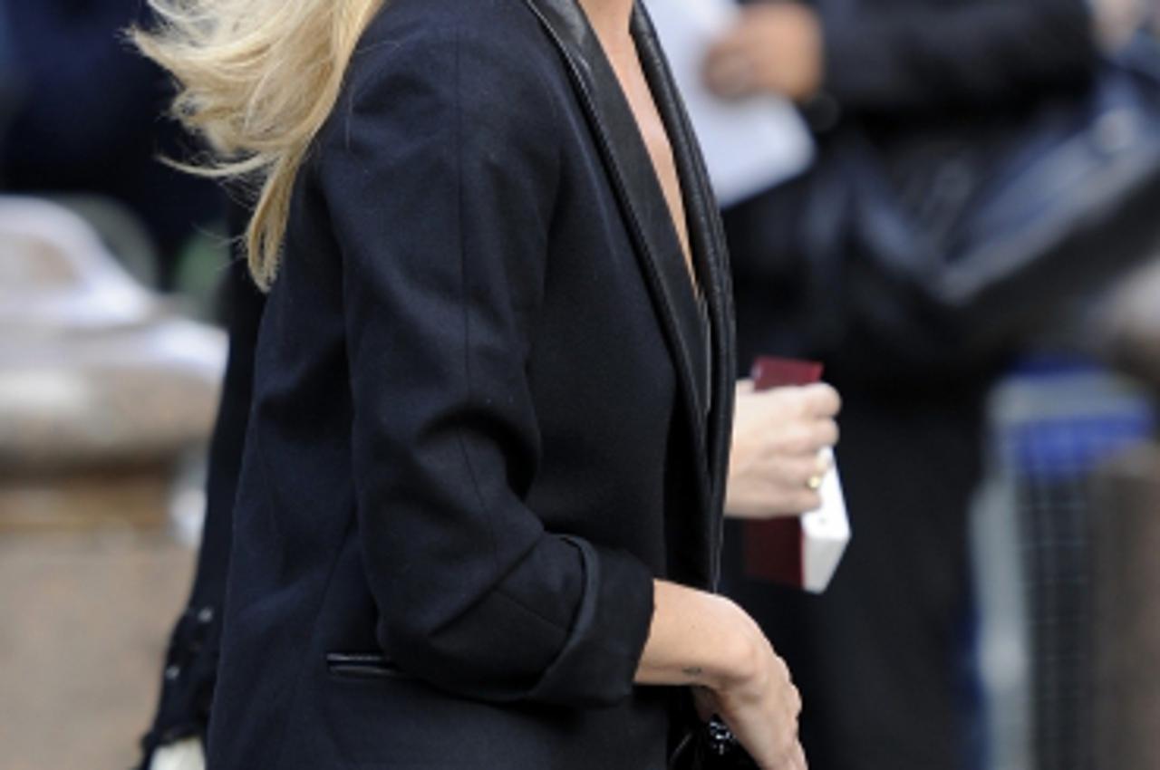 'British model Kate Moss arrives at the memorial service for Alexander McQueen at St. Paul\'s Cathedral, in London September 20, 2010.   REUTERS/Paul Hackett      (BRITAIN - Tags: FASHION SOCIETY)'