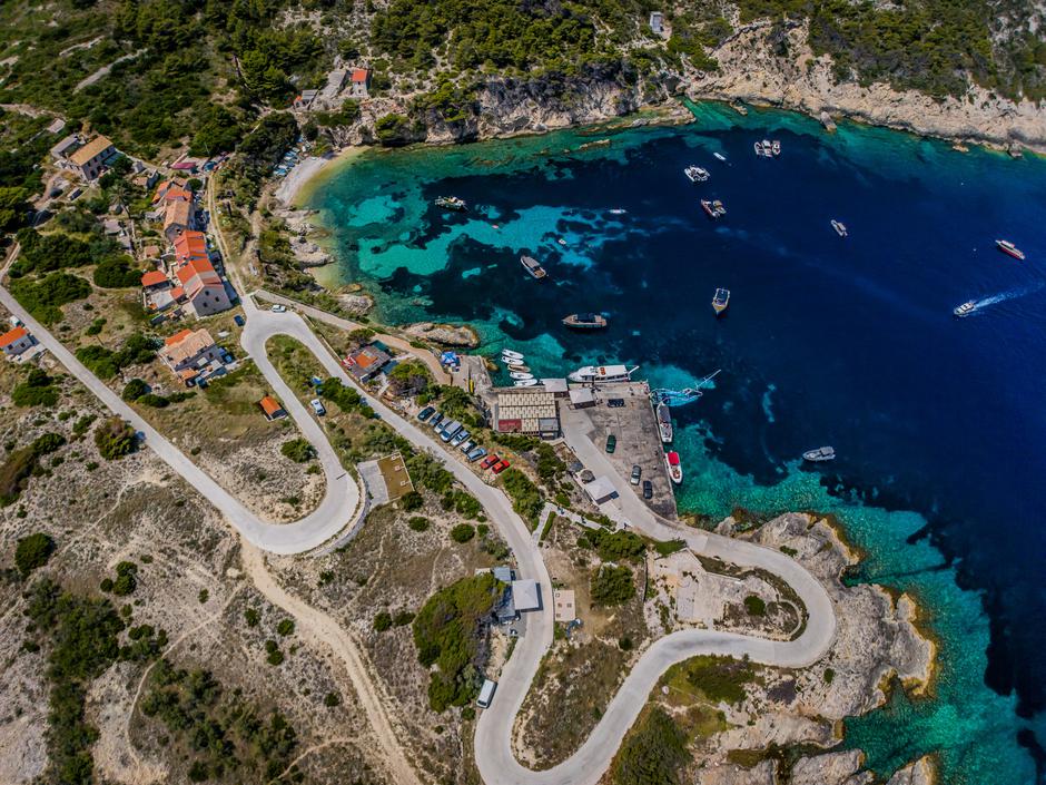 Biševo: Uvala Mezoporat u kojoj se nalazi Modra spilja