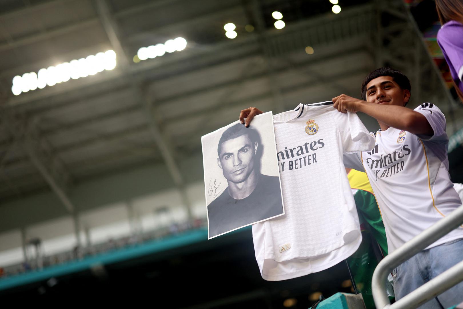 Danas, na pragu petog desetljeća, Ronaldo ne posustaje. S 961 postignutim golom u karijeri, aktivno lovi naizgled nemoguću granicu od tisuću pogodaka, dokazujući da je dječak koji je bos trčao za loptom po ulicama Funchala postao nezaustavljiva sila čija upornost i danas inspirira milijune.