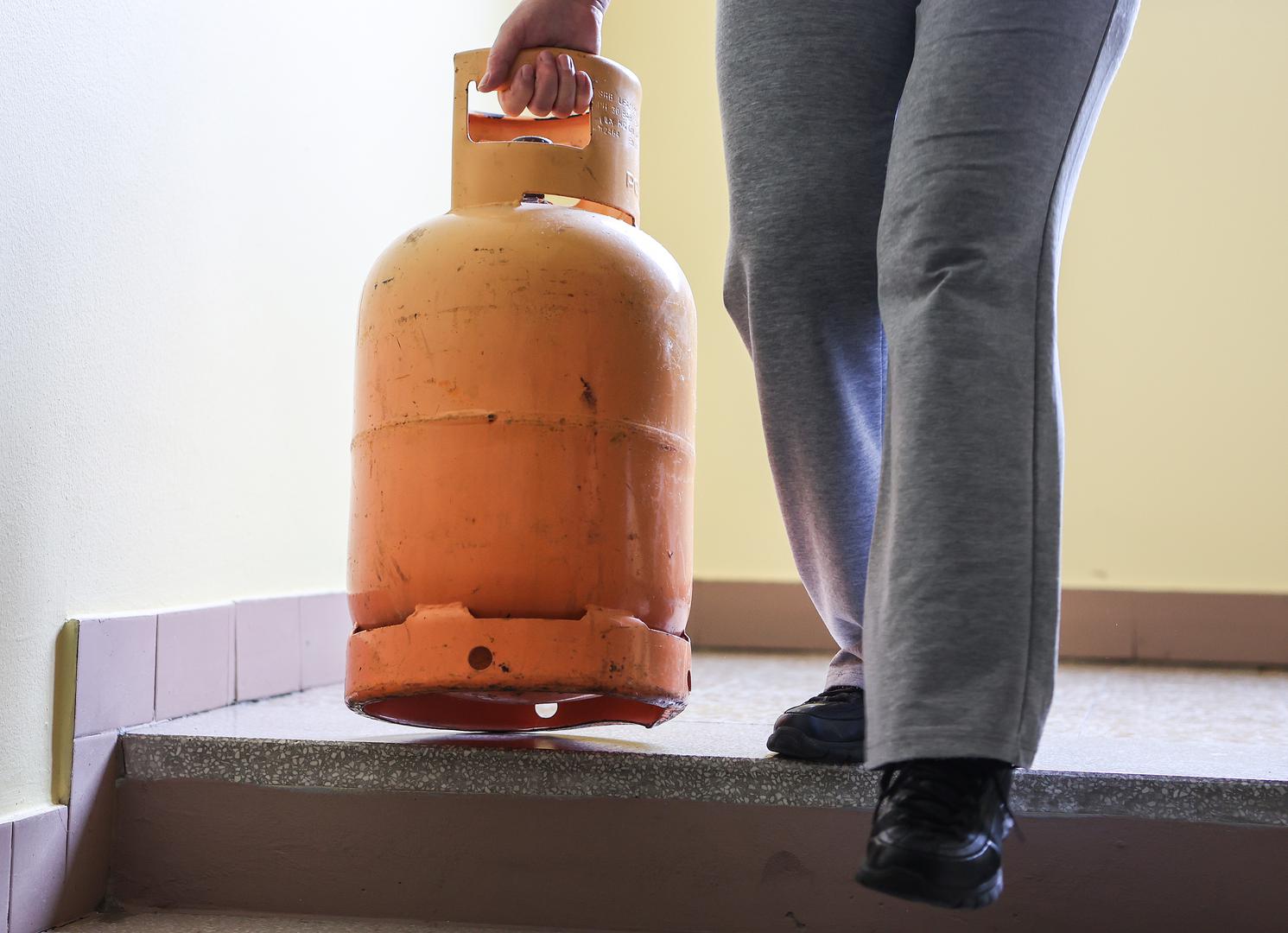 Ako osjetite miris plina, ali je plamenik uključen, miris obično nije zabrinjavajući, pogotovo ako nestaje. Međutim, mogao bi ukazivati na curenje u sustavu, stoga je važno provjeriti sve i pozvati stručnjaka. Neki drugi uzroci mirisa mogu biti bezazleni. Na primjer, miris pokvarenog jajeta može dolaziti od anodne šipke u grijaču vode koja reagira s vodom. U tom slučaju, zamjena šipke može riješiti problem.