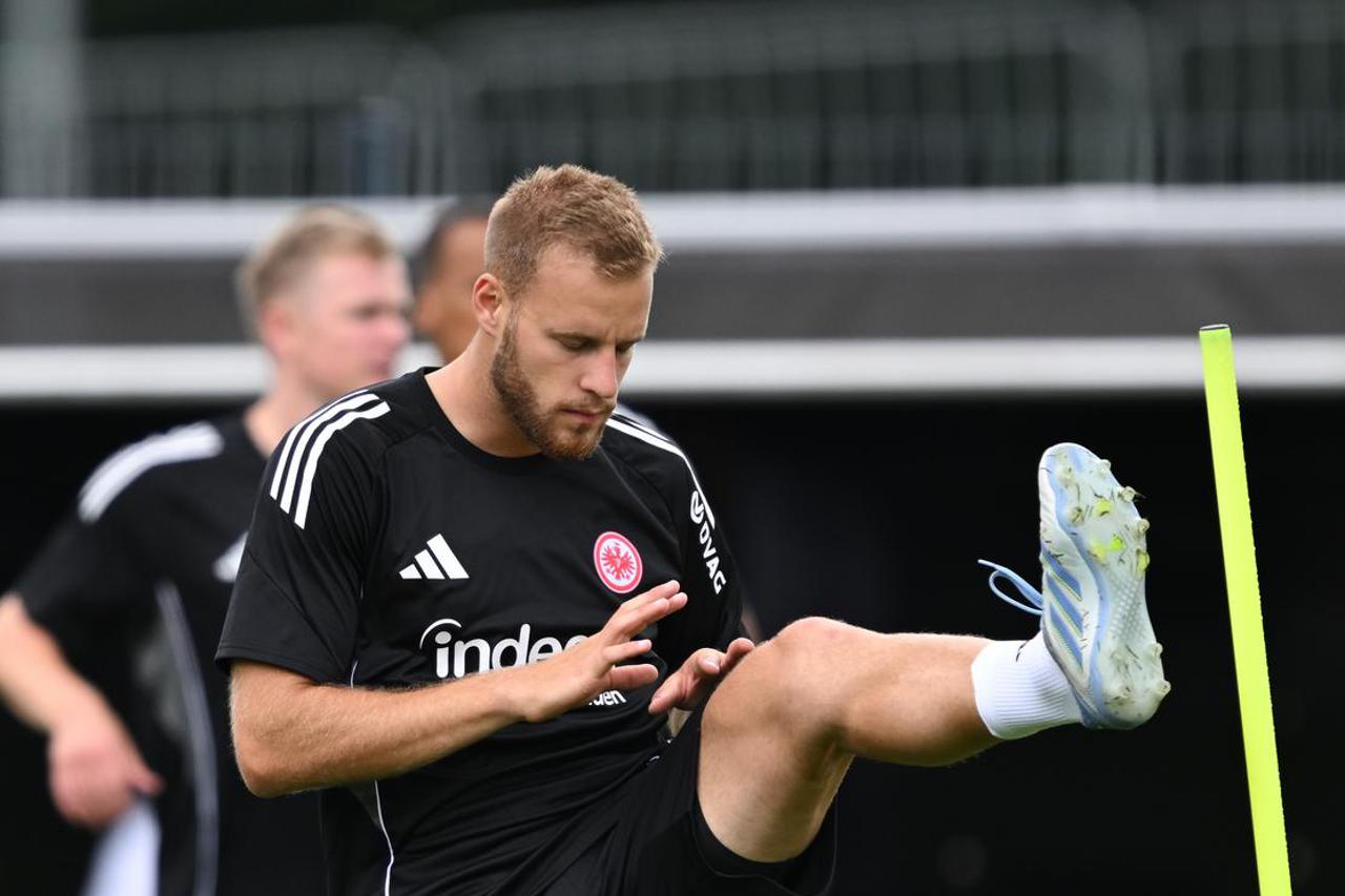 Eintracht Frankfurt training kick-off