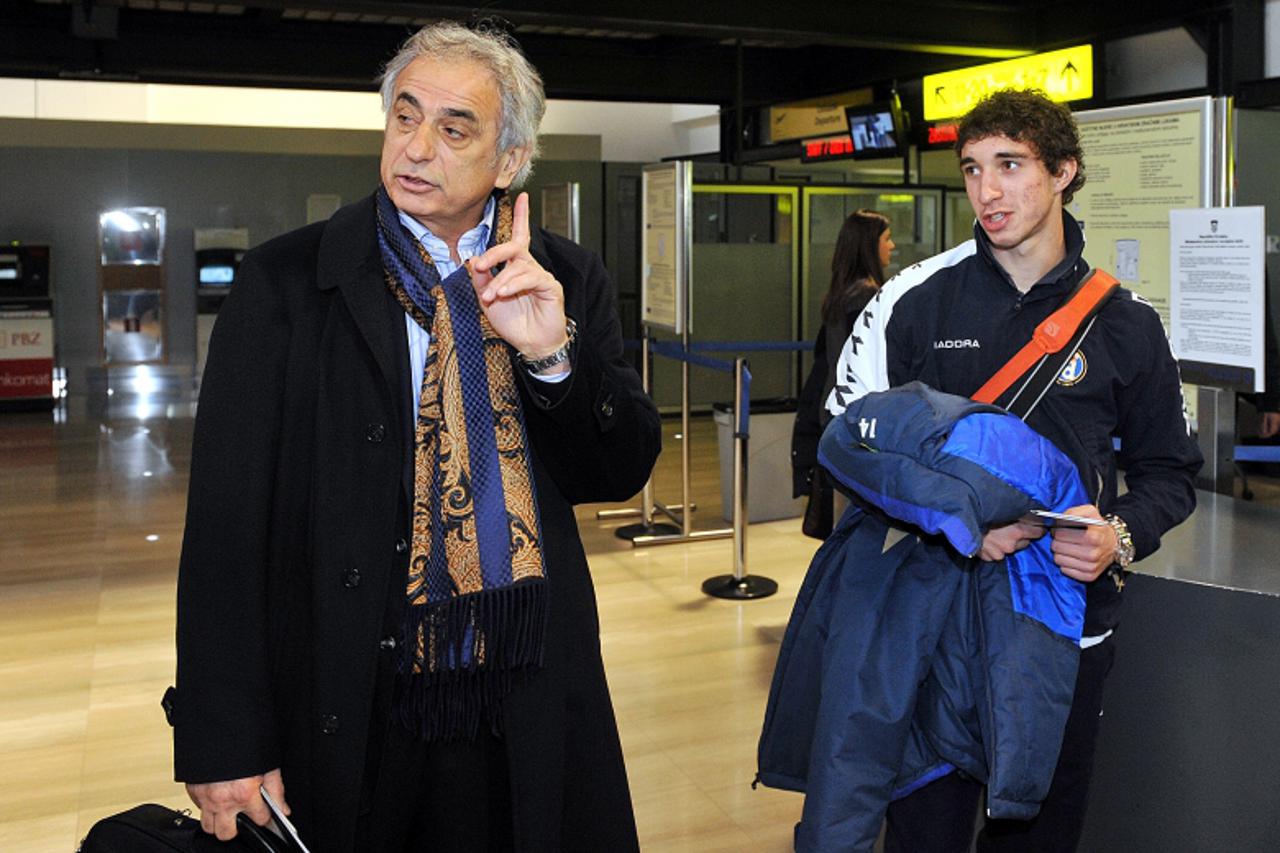 \'28.01.2011., Zracna luka Zagreb, Aerodrom Pleso, Zagreb, - Odlazak nogometasa NK Dinamo na pripreme u Tursku. Trener NK Dinamo Vahid Halilhodzic i Sime Vrsaljko salili su se na racun transfera Sime 