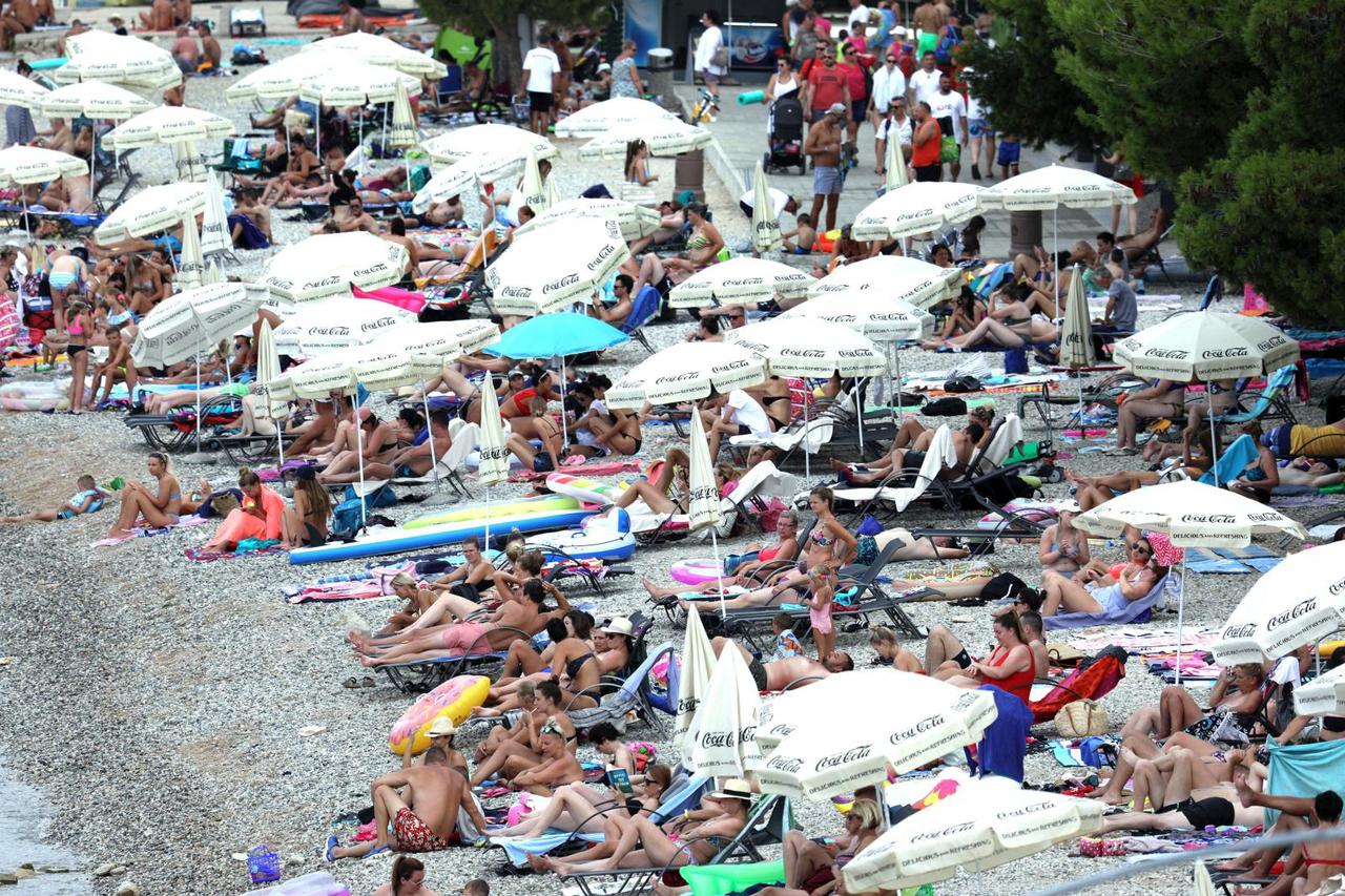 Plaže u Vodicama pune su kupača