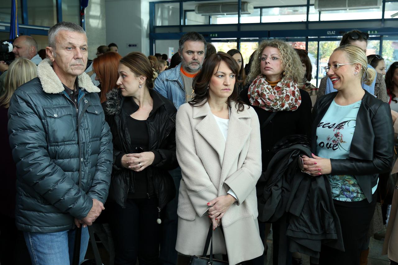 02.11.2015., Zagreb - Gradonacelnik Milan Bandic s roditeljima neupisanih srednjoskolaca dosao je na sastanak u Ministarstvo znanosti, obrazovanja i sporta, ali nije primljen jer nije bilo ministara Vedrana Mornara pa je obecao da ce Grad platiti skolovan