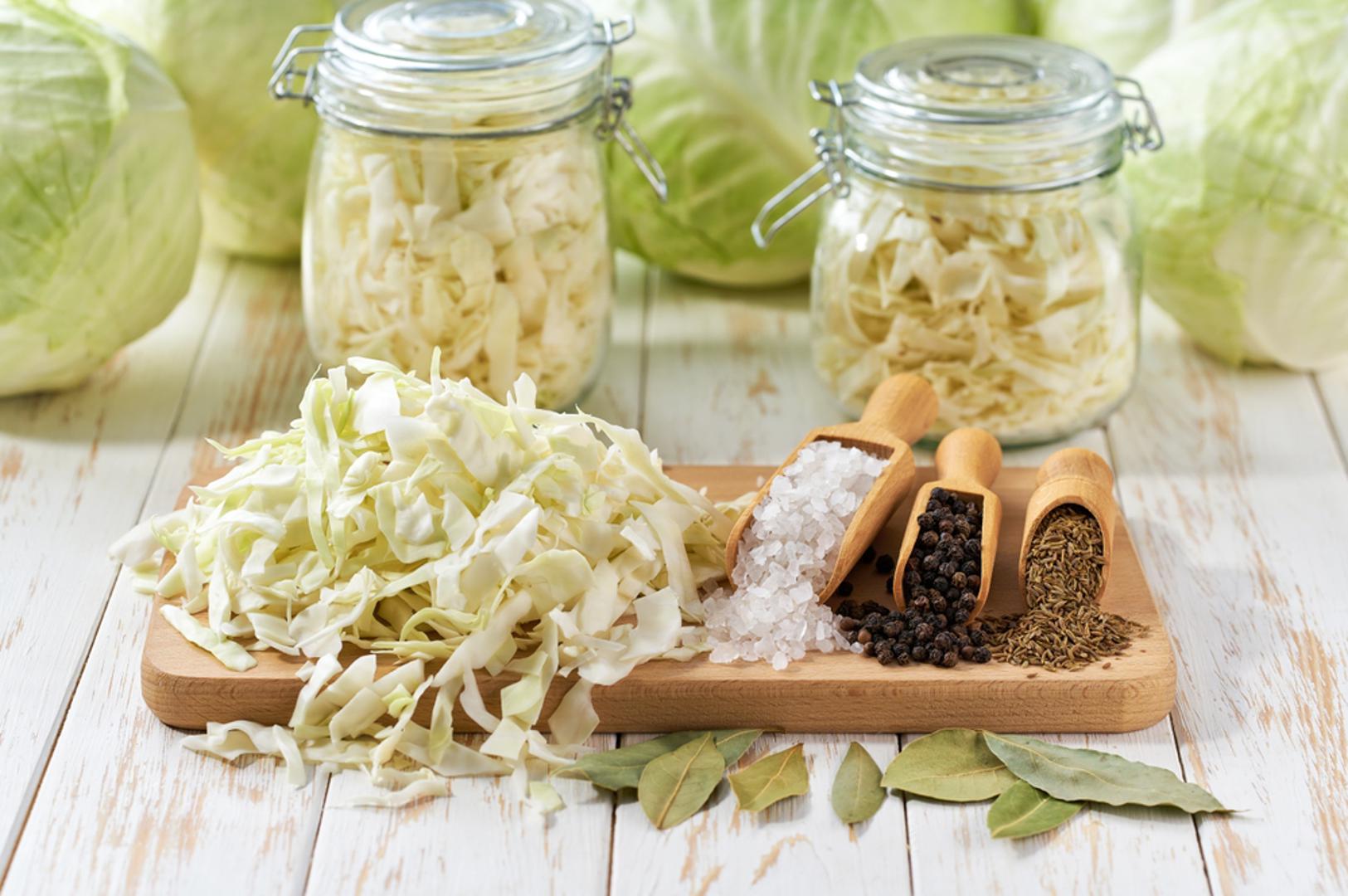 Kad temperature padnu i stigne sezona prehlada i viroza, na stol se prirodno vraćaju jela 'na žlicu' i namirnice koje griju iznutra. Kiseli kupus jedan je od zimskih klasika koje su naši stari jeli s razlogom. I zbog okusa, ali i zbog koristi za organizam. Fermentacijom kupus postaje prava mala nutritivna bomba: zadržava vitamin C, donosi korisne bakterije i pomaže probavi. 