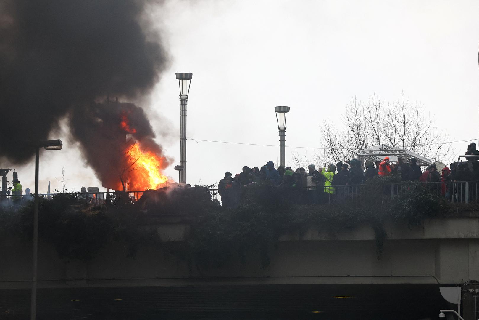 Smoke rises during a protest of European farmers over price pressures, taxes and green regulation, on the day of an EU Agriculture Ministers meeting in Brussels, Belgium February 26, 2024. REUTERS/Yves Herman Photo: YVES HERMAN/REUTERS