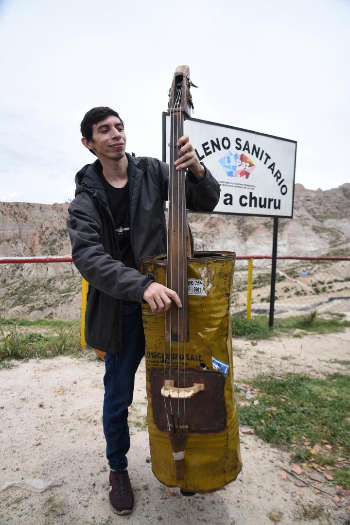 William Wilson, a musician of Paraguay's Cateura Recycled Instruments Orchestra, plays a double bass made with recycled materials at the Sak'a Churu landfill in Alpacoma, in La Paz, Bolivia February 27, 2023. REUTERS/Claudia Morales Photo: CLAUDIA MORALES/REUTERS