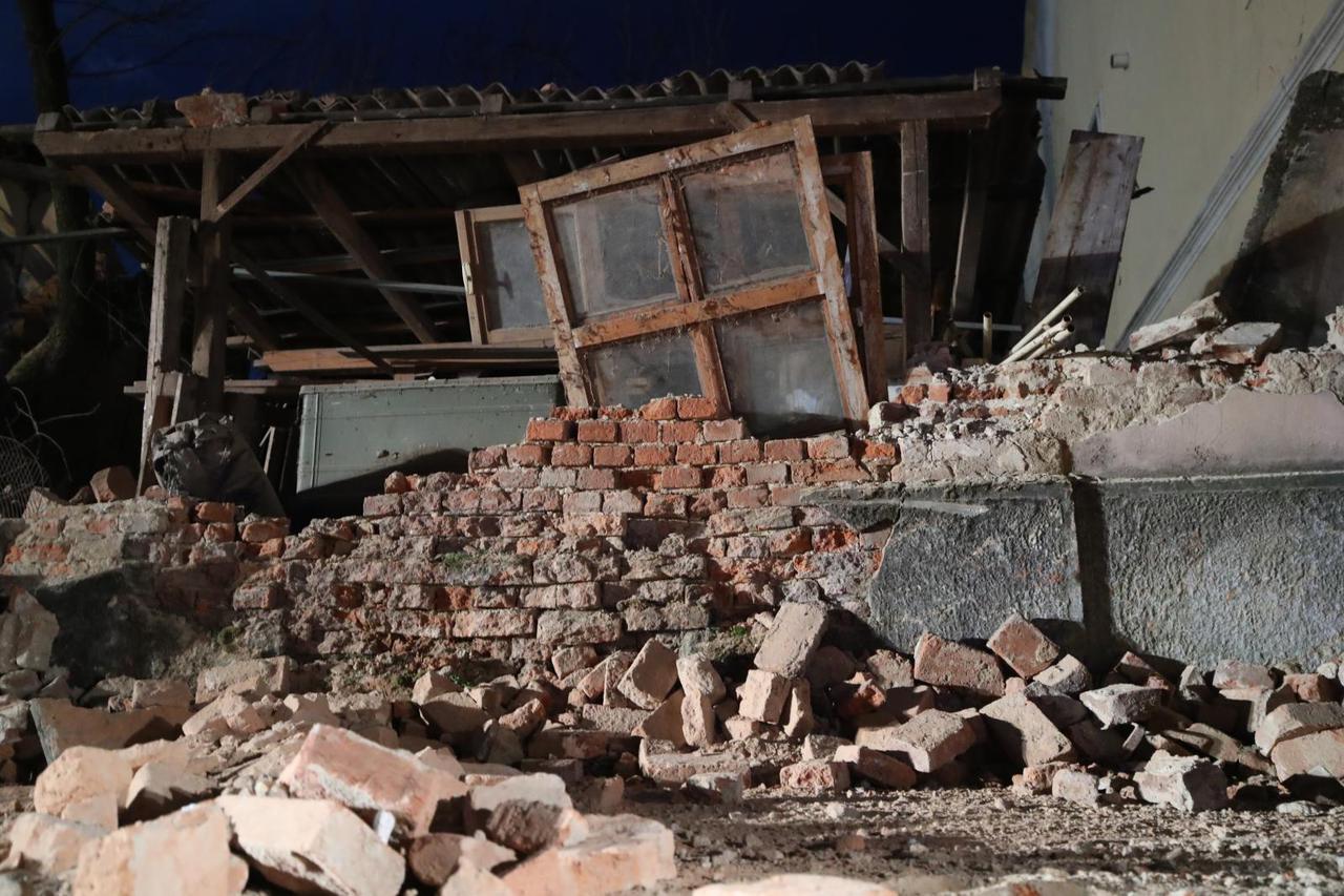 Puste ulice Petrinje u noći nakon što je grad razrušio potres