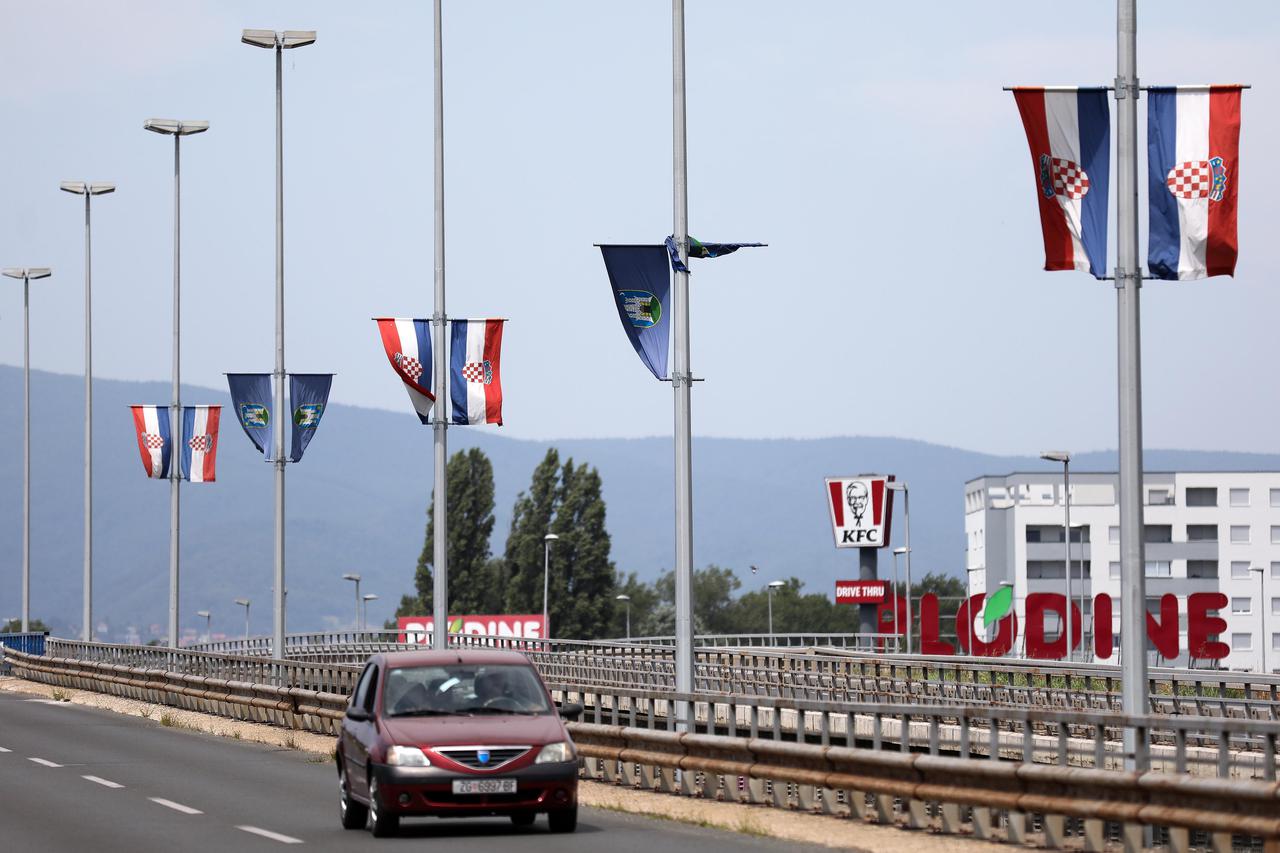 Zagreb: Zastave postavljene na Mostu mladosti