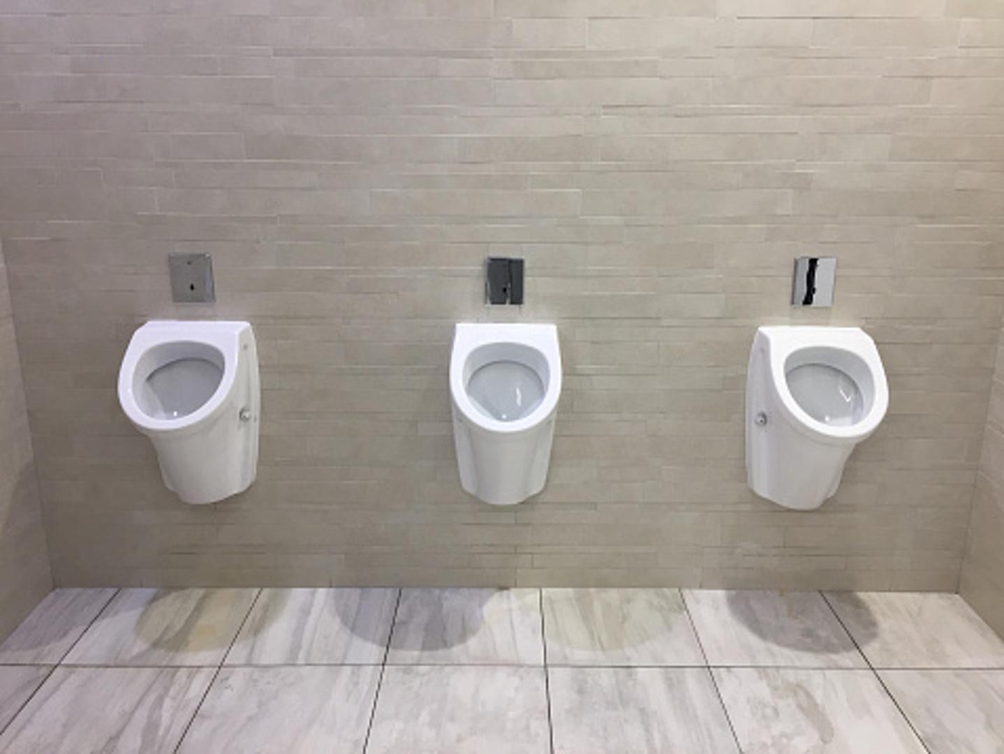Ostavite razmak ako niste jedini u wc-u. To je minimum pristojnosti. Ako su dvojica muškaraca ispred vas i jedno je mjesto između njih slobodno, nemojte stati u sredinu. Nikako...