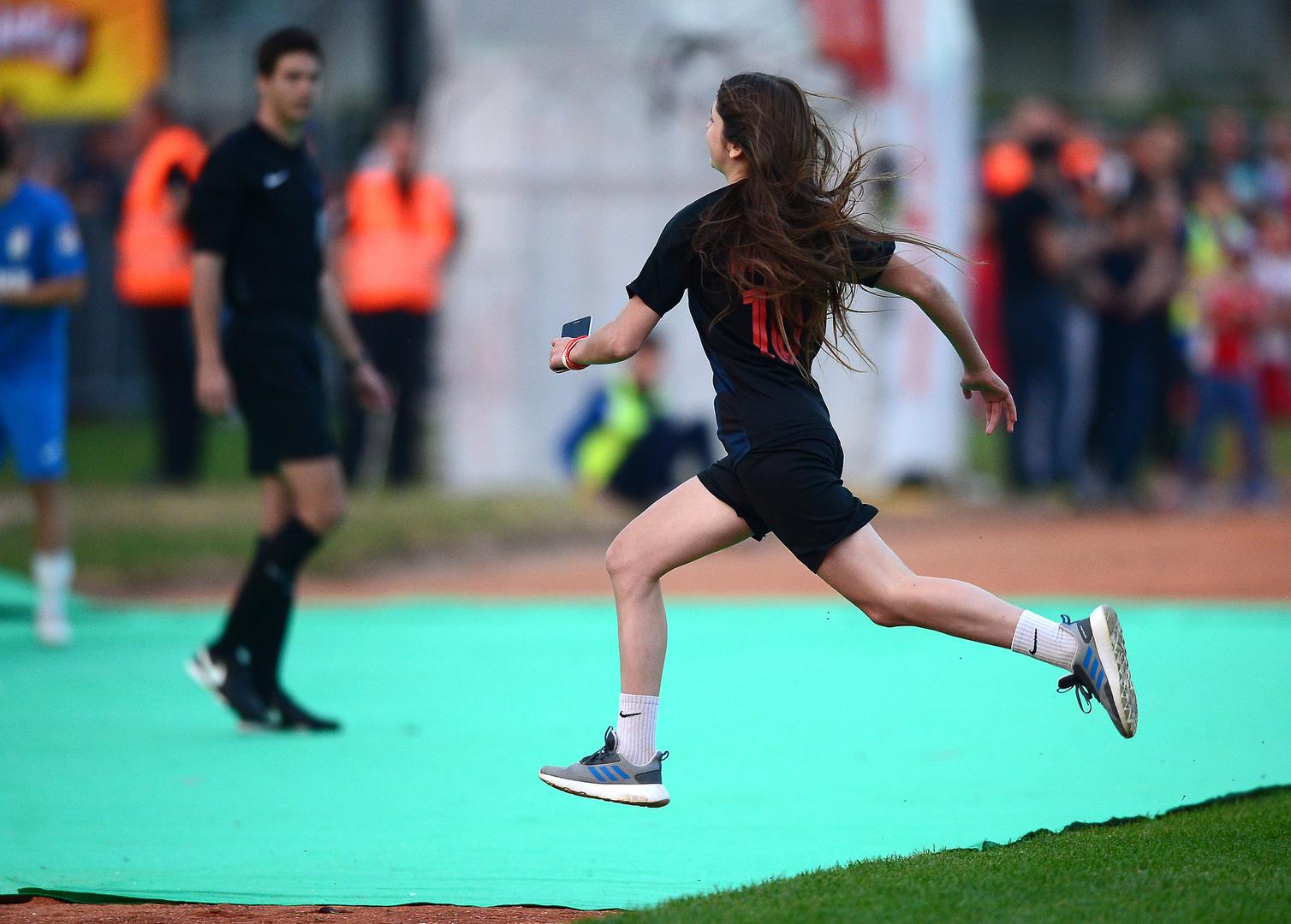 No kada je završila utakmica jedna je djevojka utrčala na igralište i zaletjela se ravno na klupu s pričuvnim igračima gdje je sjedio Luka Modrić