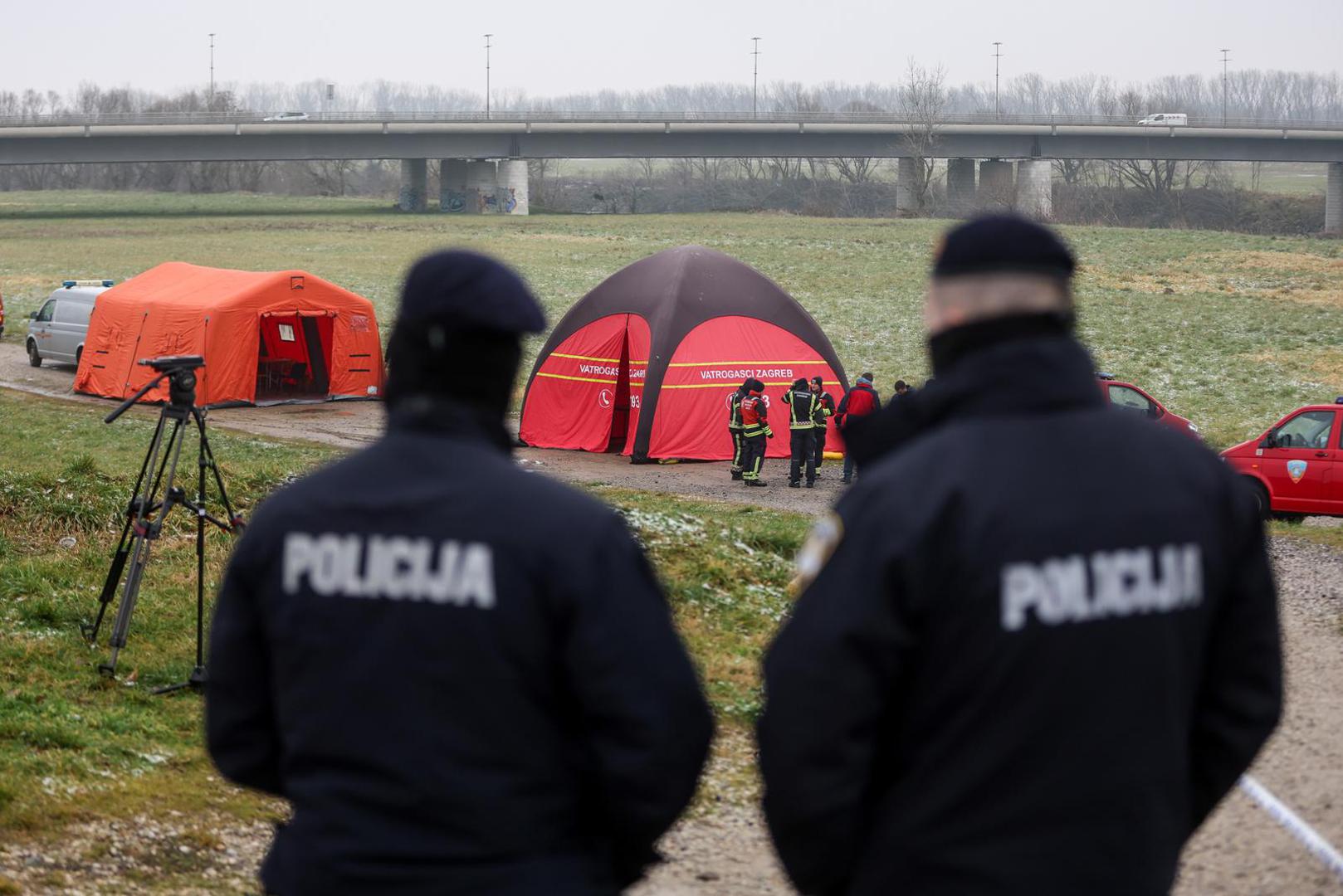 16.01.2025., Zagreb - Vatrogasci, policija, HGSS i Civilna zastita uz rijeku Savu gdje se pripremaju za nastavak potraga ze nestalim dijetetom u rijeci. Photo: Igor Kralj/PIXSELL