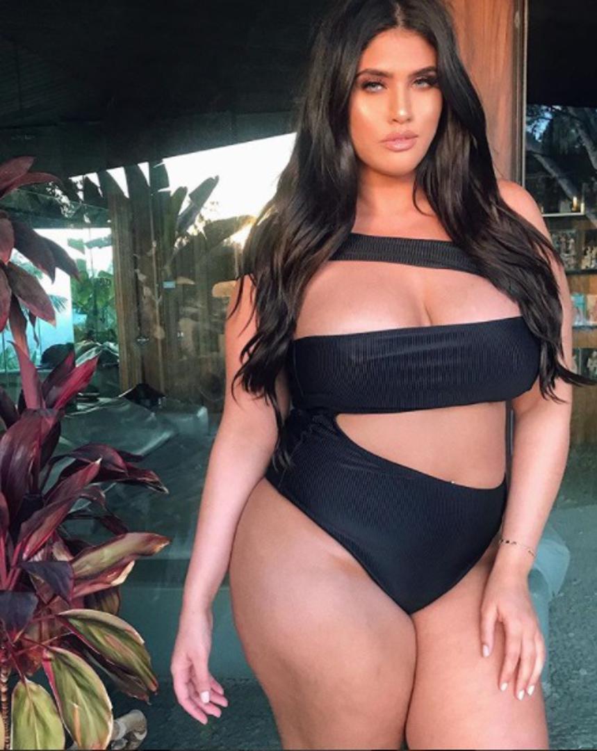 Plus size manekenka La'Tecia Thomas objavila je na svom profilu na Instagramu na vlastitom primjeru koliko se Photoshopom mijenjaju tijela, od brisanja celulita i nesavršenosti do sužavanja struka...