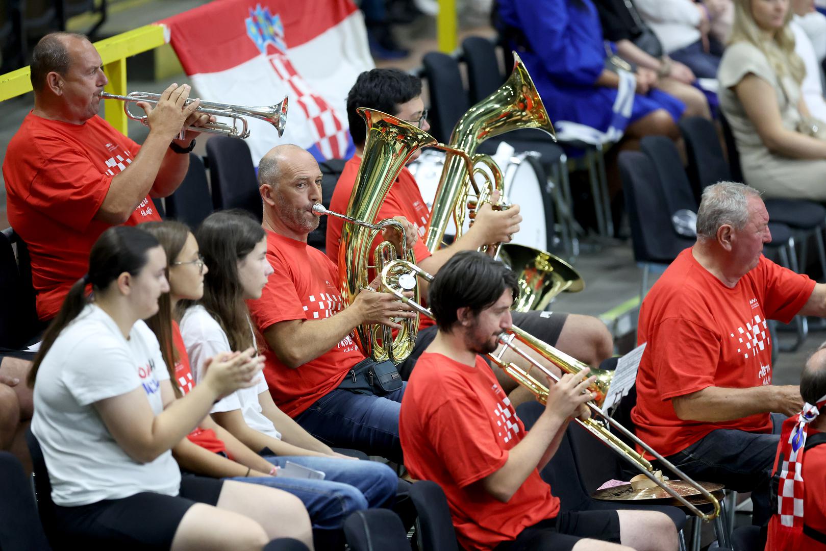 Na splitskim Gripama okupilo se oko 800 domaćih navijača koji su podržavali naše tenisače.