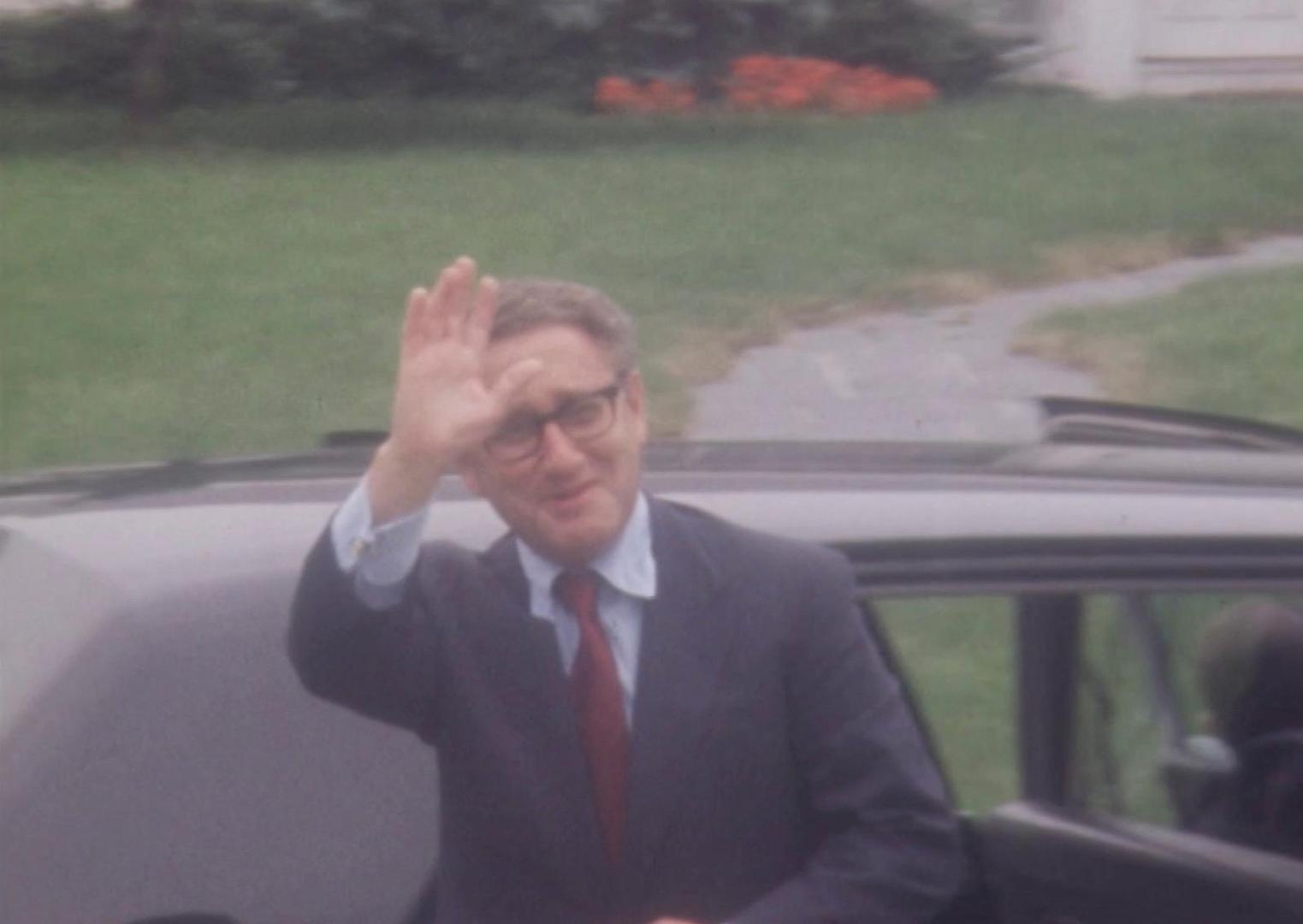 Njemački Židov Heinz Alfred Kissinger rođen je 27. svibnja 1923. u Fuerthu, u Bavarskoj. Kao petnaestogodišnjak sklanja se s obitelji u SAD, gdje nakon pet godina stječe američko državljanstvo.