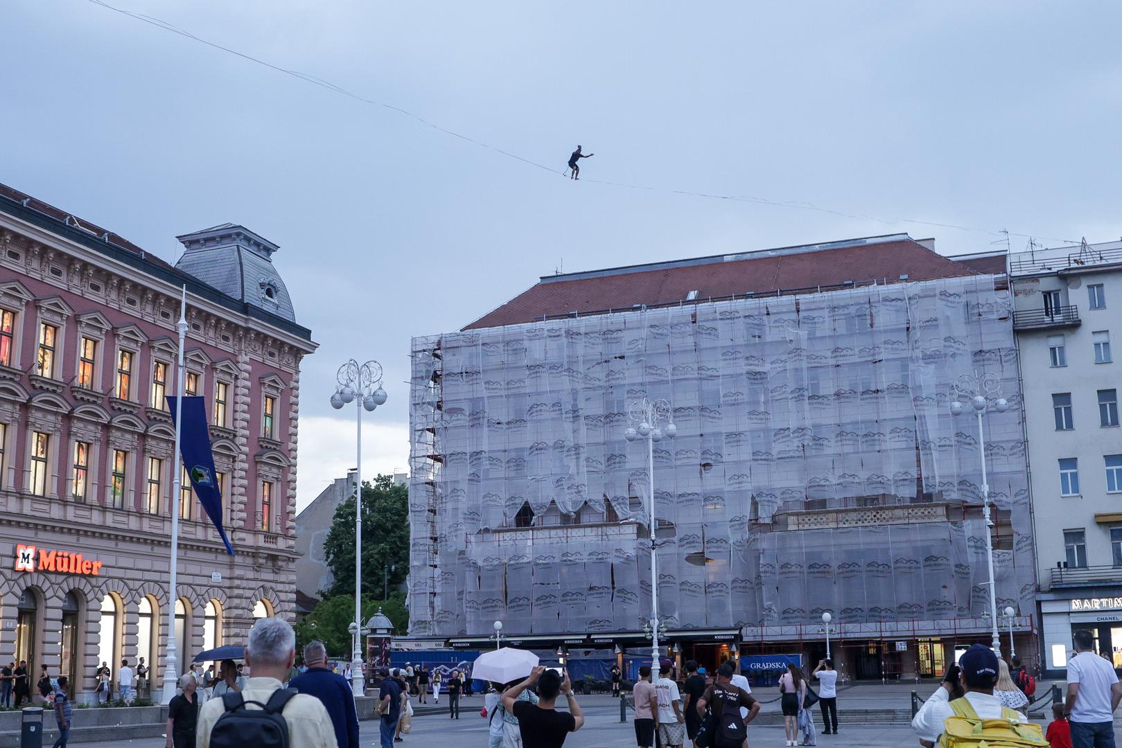 Večeras, s početkom u 19.30 sati, Antonija Gašperov hodat će po žici na visini od 30 metara, razapetoj izravno iznad naše najstarije fontane, Manduševca.