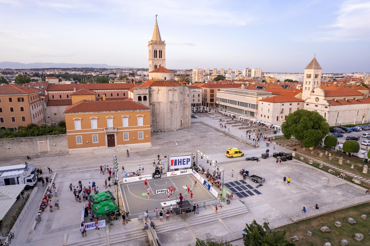 Zadar:  Pogled iz zraka na košarkaški teren na kojem se održava PRO 3x3 Tour Otvoreno prvenstvo Hrvatske