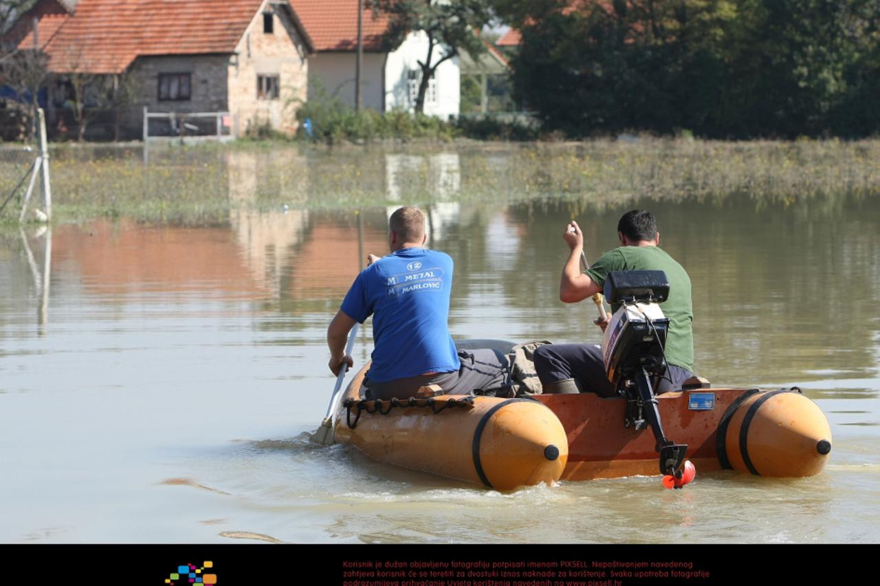 Čamci su spašavali živote jer su u dane poplava često bili jedini način prevoženja ljudi, hrane, lijekova