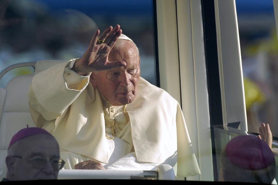 07.06.2003.,Osijek -  Prigodom svog treceg boravka u Republici Hrvatskoj Papa Ivan Pavao II sluzio je svetu misu pred velikim brojem vjernika u zracnoj luci Osijek. Zbog velike vrucine, za vrijeme mise je dvoje ljudi umrlo, a sam papa je djelovao jako isc