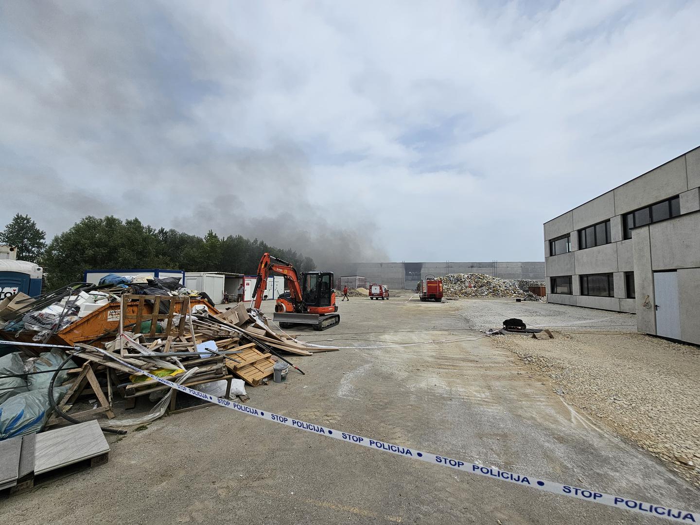 Na terenu je u jednom trenutku bilo više od 200 vatrogasaca sa 40 vozila.