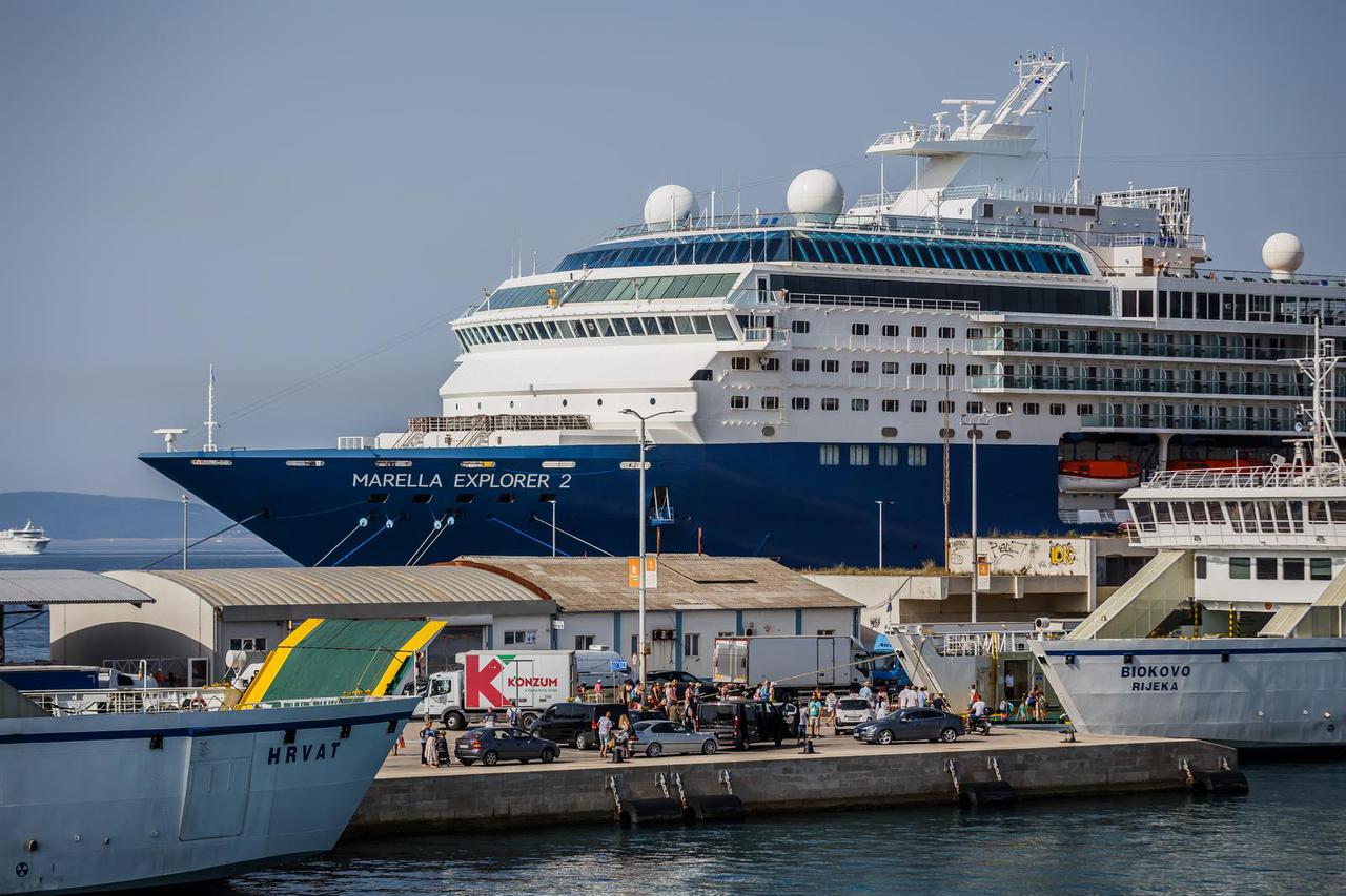 Gužva na trajektnoj liniji Split-Supetar
