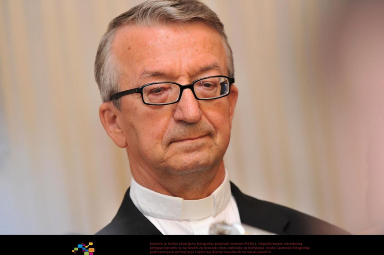 '01.08.2011., Zagreb - Predsjednica Vlade Republike Hrvatske Jadranka Kosor u banskim dvorima sastala se s Porecko-pulskim biskupom monsinjorom Ivanom Milovanom Photo: Marko Lukunic/PIXSELL'