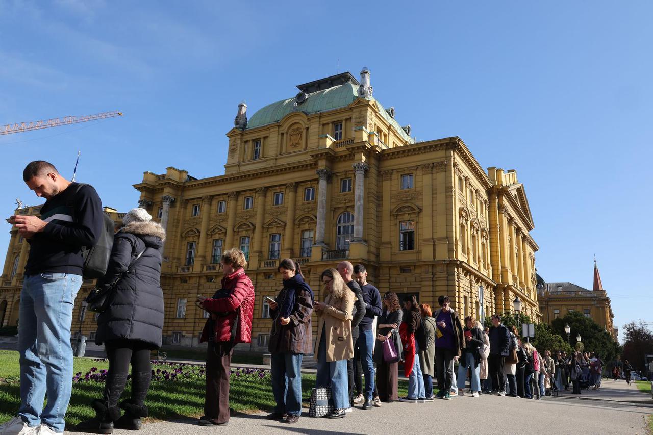 Zagreb: Građani satima čekaju u redu za karte za Orašara 