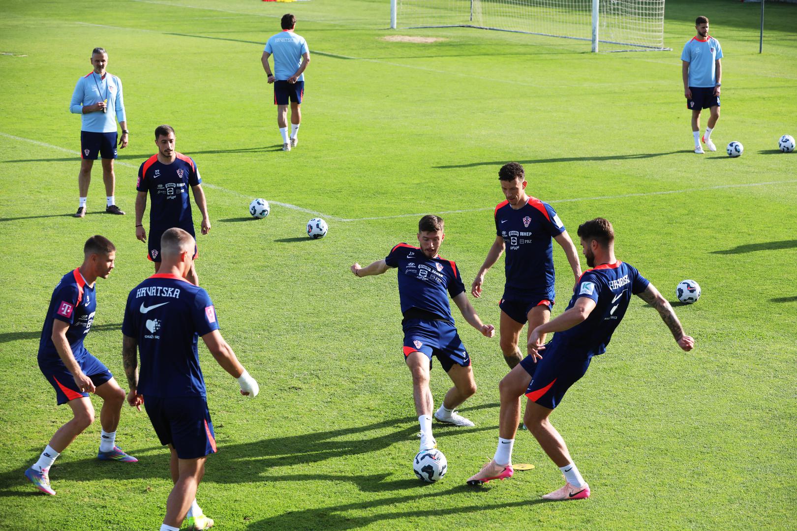 Hrvatska nogometna reprezentacija u petak nakon jutarnjeg treninga u Rijeci putuje za Portugal gdje će započeti svoj put u kvalifikacijama za Svjetsko prvenstvo iduće godine