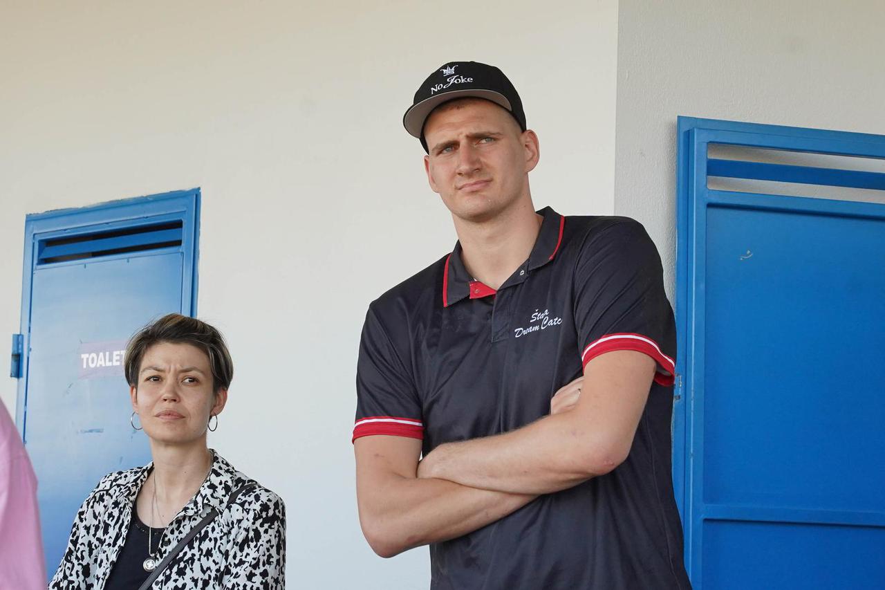 Sombor: Košarkaš Denver Nuggetsa Nikola Jokić stigao je na utrku konja