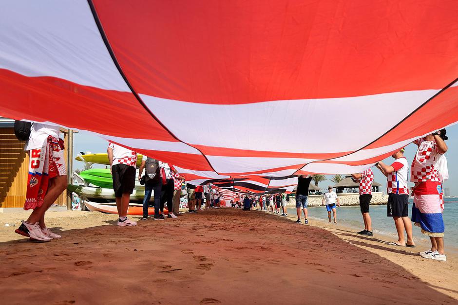 KATAR 2022 Doha: Navijači zastavom dugom 200 metara došli dati podršku hrvatskim reprezentativcima