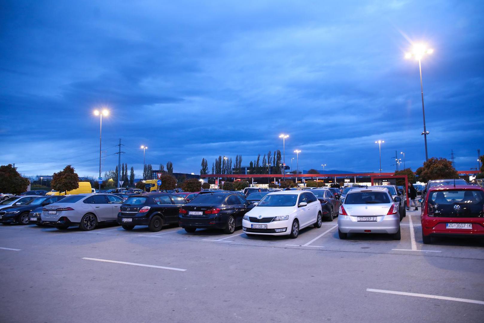 U ovim slučajevima, sustav je zabilježio dolazak dan ranije, kada se jedna samo okretala, a druga zadržala petnaestak minuta kako bi nešto kupila. Međutim, sustav očito nije registrirao njihov odlazak te im je htio naplatiti iznos od ulaska do trenutka provjere.