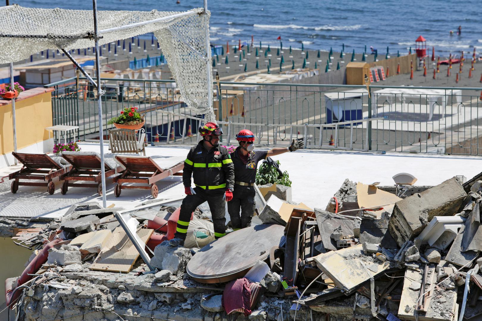 Vatrogasci i druge službe traže nestale u ruševinama zgrade koja se srušila ujutro...