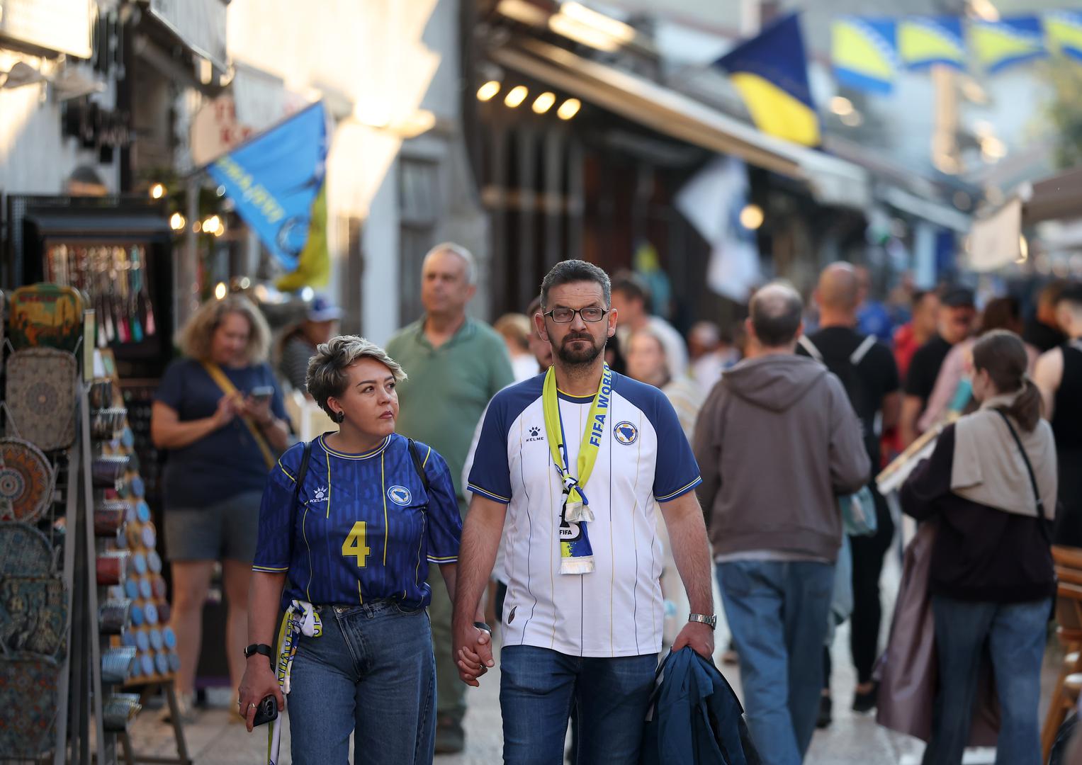 Euforija ne vlada samo na kanadskom tlu. Svi u Bosni i Hercegovini s nestrpljenjem očekuju prvi sučev zvižduk, a posebno to vladi u glavnom gradu Sarajevu koji je prekriven plavo-žutim zastavama.