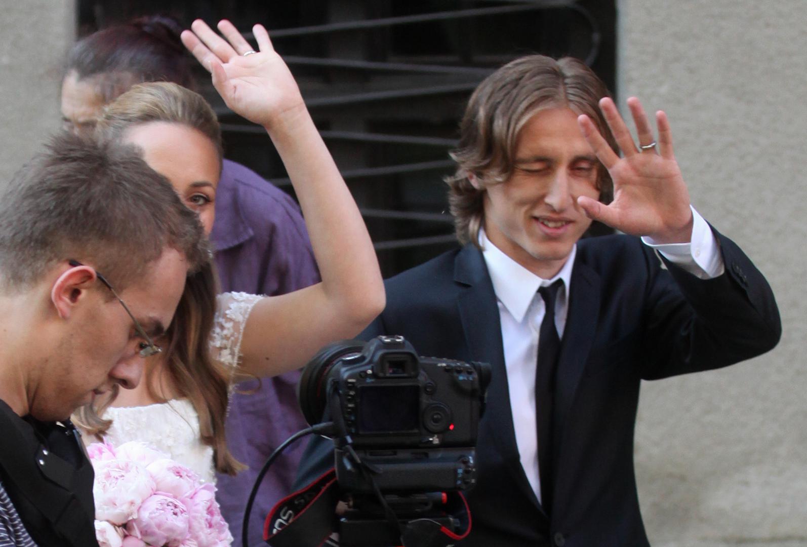 Modrić je rođen u Zadru, a prve godine života proveo je u Modrićima, zaseoku pokraj Zatona Obrovačkog, odakle potječe njegova obitelj. 