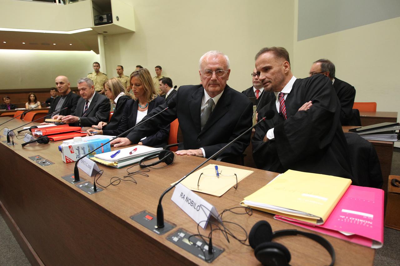 17.10.2014., Muenchen, Njemacka - Pocetak sudjenja Josipu Perkovicu i Zdravku Mustacu za ubojstvo Stjepana Djurekovica 1982. u Njemackoj. Josip Perkovic, Anto Nobilo. Photo: Boris Scitar/Vecernji list/PIXSELL