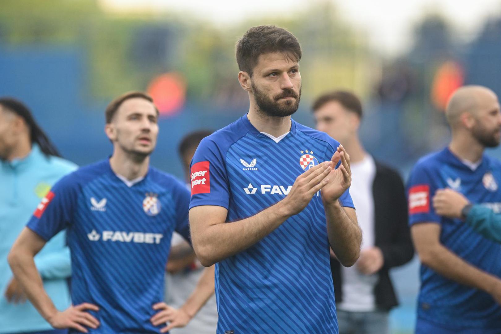 1. Petković je jednom izjavom zapalio vatru. "Imam teoriju da ima bipolarni poremećaj. 'Ti nisi siguran da ostaneš? Evo tamo su ti vrata.' Rekao mi je da se nemam od čega odmoriti jer nisam igrao. Tu je krenula rasprava. Napadali su svi moju obitelj i ekipu. Rekao sam da se od svega toga moram odmoriti. Zvone se onda smirio i rekao da se nađemo za sedam dana. Onda je javio sutradan mom menadžeru da je odluka uprave kluba da ne trebam doći na pripreme", rekao je bivši napadač plavih.