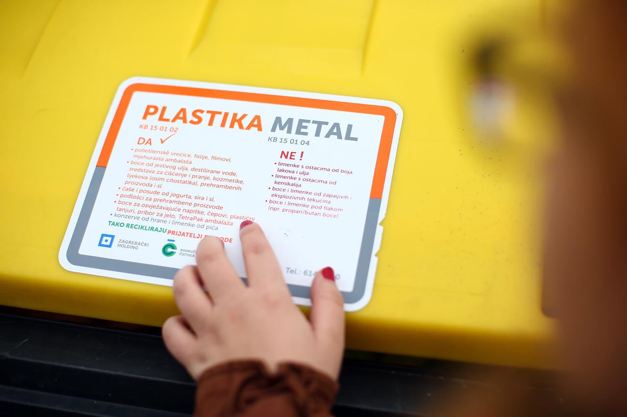 02.03.2017., Zagreb - U ulici Milana Resetara postavljeni kontejneri za razvstavanje otpada. Photo: Slavko Midzor/PIXSELL