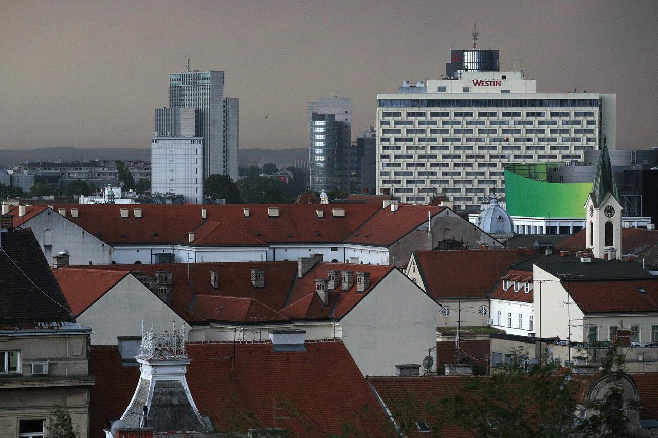 Zagreb: Vatrogasci uklonili drvo koje je olujni vjetar srušio na Av. Većeslava Holjevca