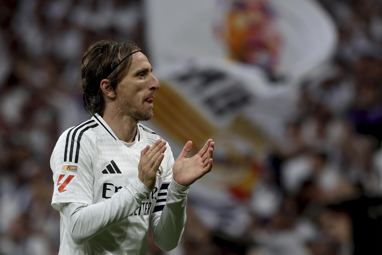 Real Madrid beats Girona 2-0 goals Modric and Vinicius