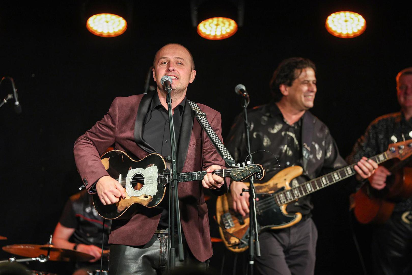 Tamburaški sastav "Gazde" predstavio je album "Još i danas zamiriši trešnja - 30 godina" na čijem predstavljanju su se okupili mnogi glazbenici.