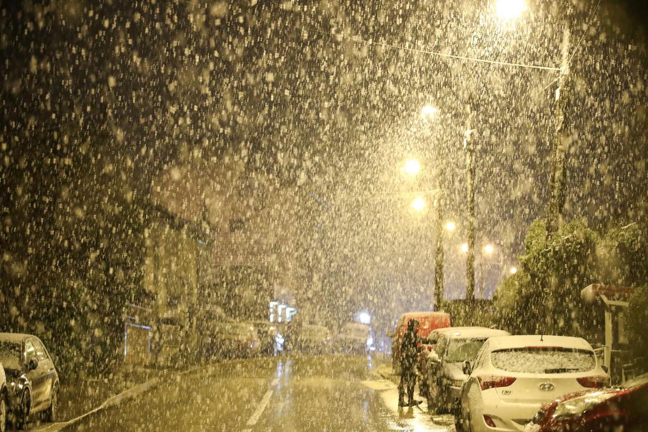 Snježne pahulje zabijelile Zagreb