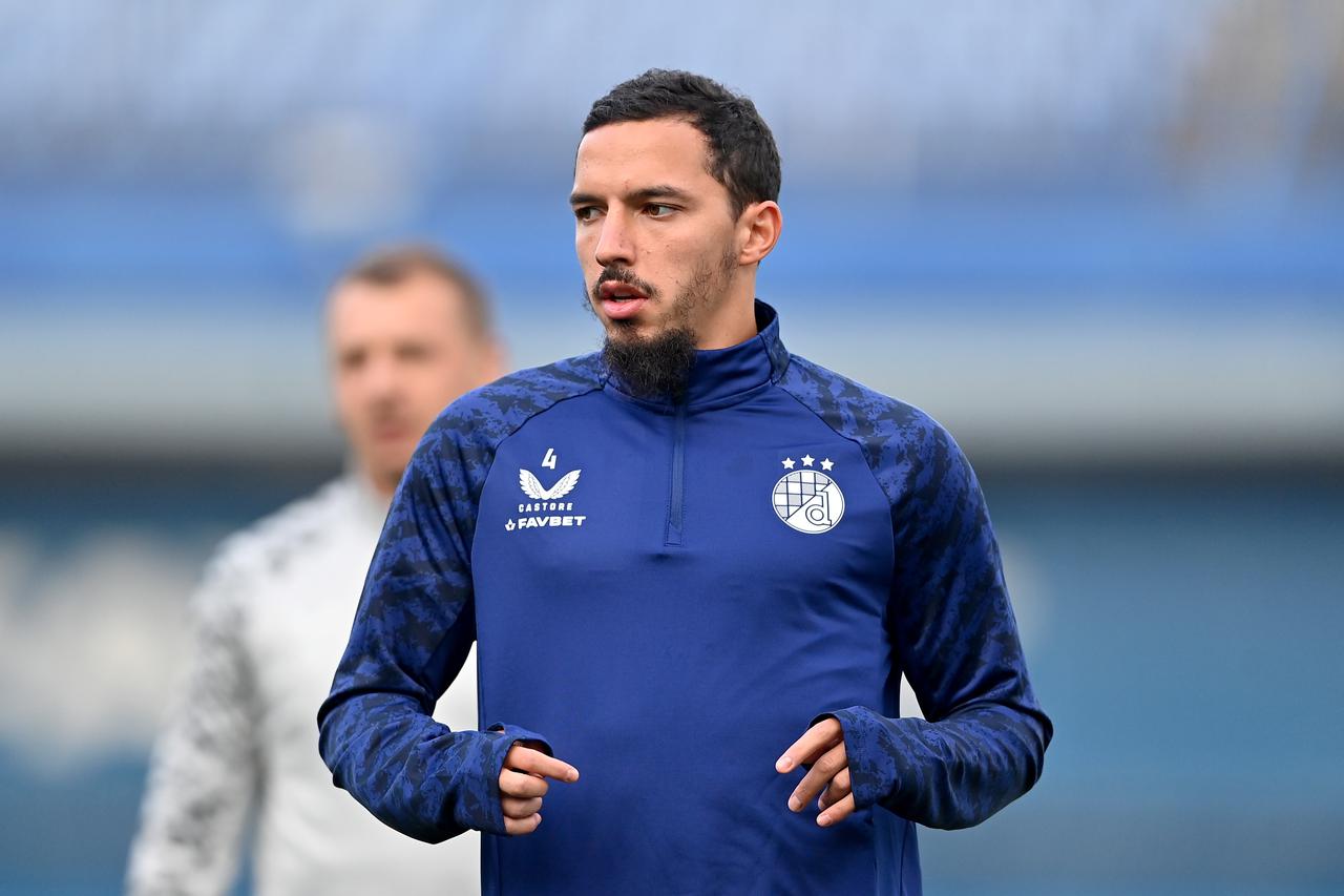 Zagrijavanje nogometaša Dinama i Slaven Belupa prije početka utakmice 8. kola SuperSort HNL-a