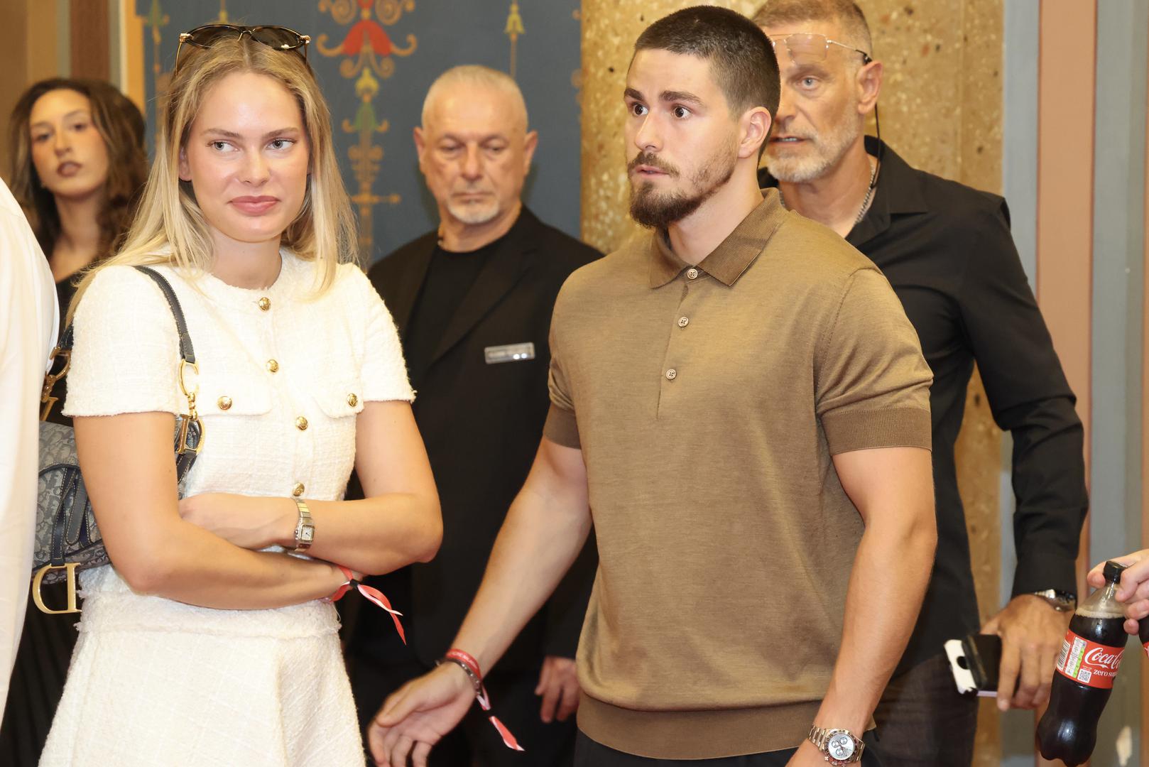 Za razliku od svog oca, koji je desetljećima jedno od najpoznatijih lica hrvatskog nogometa, Alani svoj život uglavnom drži daleko od javnosti. 