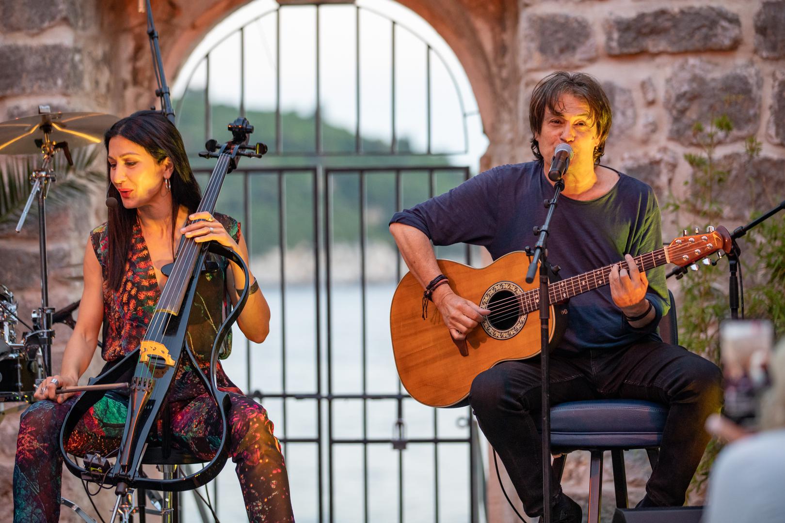 U drugom dijelu koncerta, vodstvo je preuzela  Ana Rucner, koja je za publiku pripremila koncertni dio uz Marka Duvnjaka na bubnjevima i uz trubu, a koji obuhvaća sjajne obrade svjetskih uspješnica, glazbenih filmskih tema iz blockbustera, ali i poznatih klasičnih skladbi u Aninim crossover izvedbama