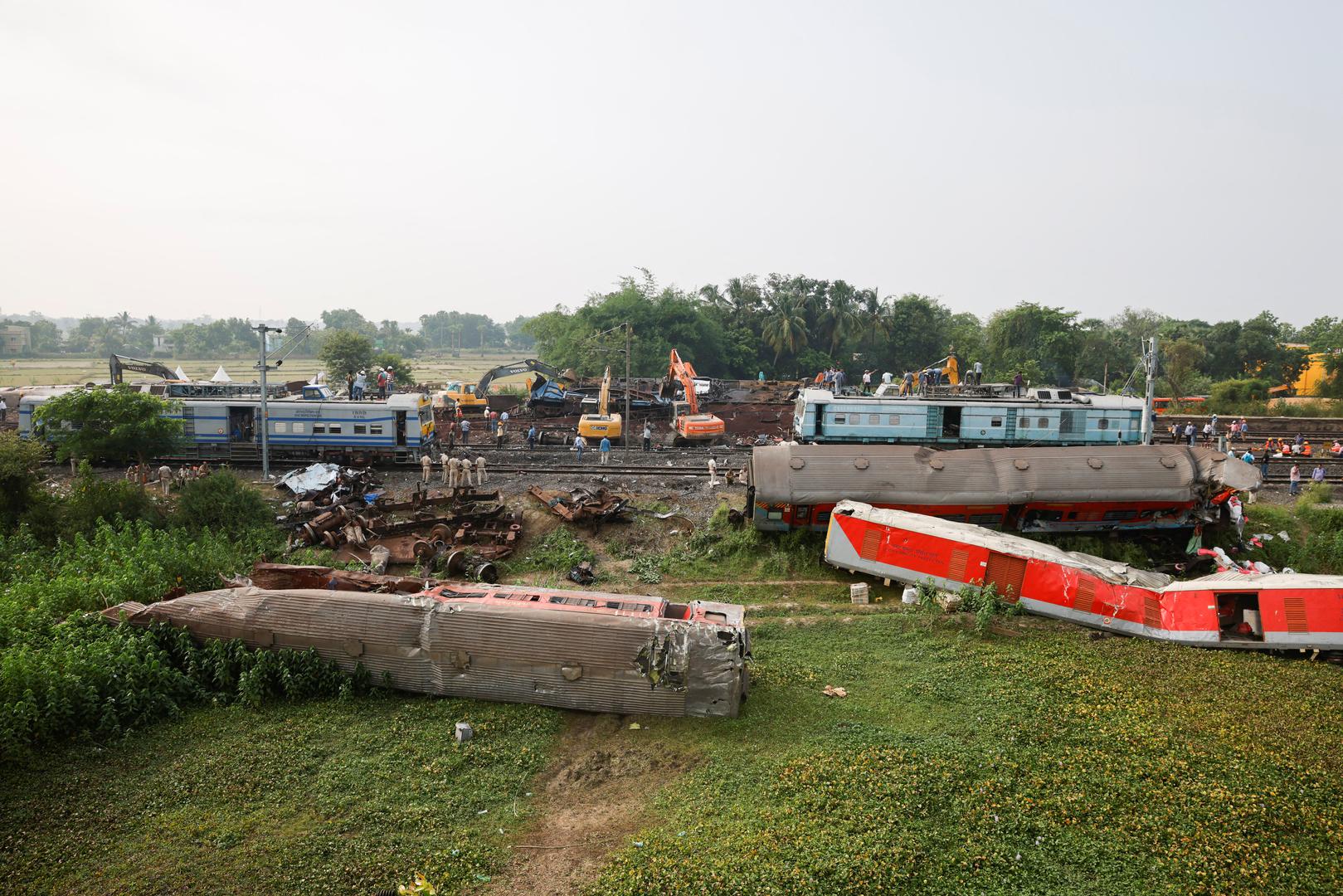 Heavy machinery removes damaged coaches from the railway tracks at the site of a train collision following the accident in Balasore district in the eastern state of Odisha, India, June 4, 2023. REUTERS/Adnan Abidi Photo: ADNAN ABIDI/REUTERS